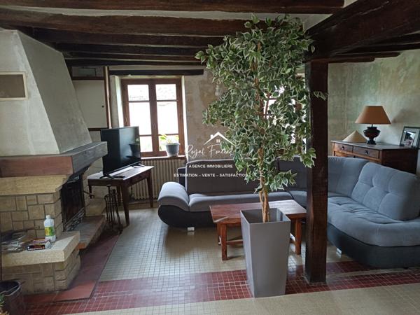 Dans un hameau, avec vue sur la rivière