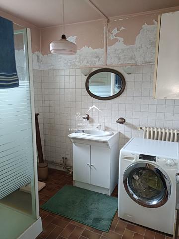 Dans un hameau, avec vue sur la rivière