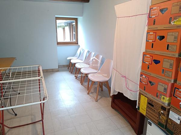 Dans un hameau, avec vue sur la rivière