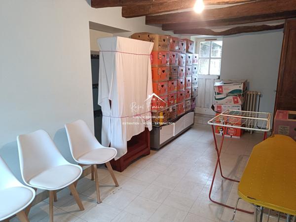 Dans un hameau, avec vue sur la rivière