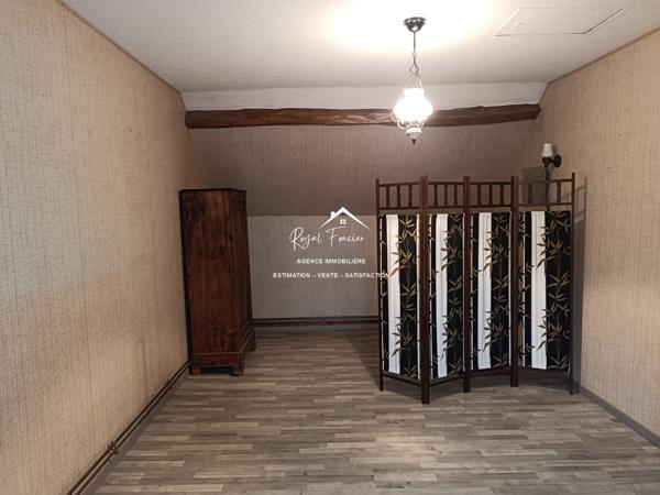 Dans un hameau, avec vue sur la rivière