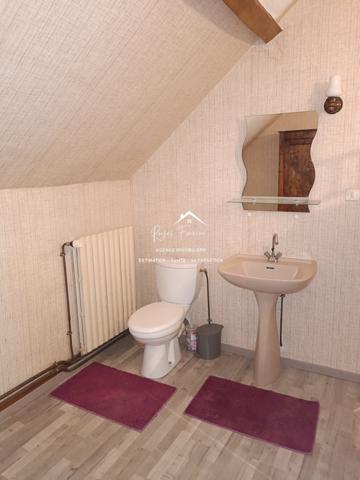 Dans un hameau, avec vue sur la rivière