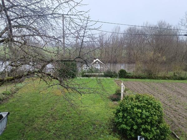 Dans un hameau, avec vue sur la rivière
