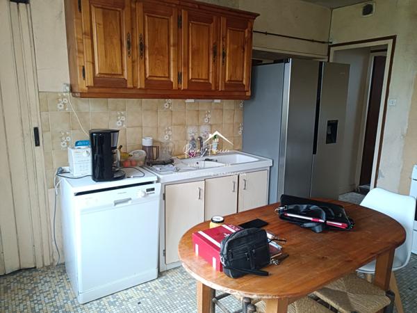 Dans un hameau, avec vue sur la rivière