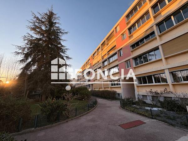 Location Appartement 3 pièces 75 m² - 18 RUE EUGENIE Hyeres 83400