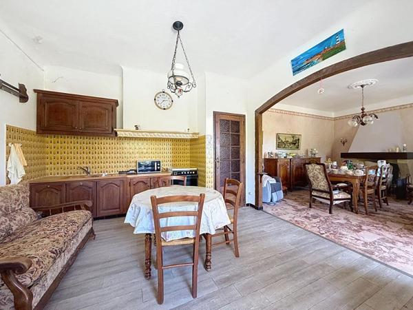 Cuers ! Propriété de 320 m2 avec garage à rénover