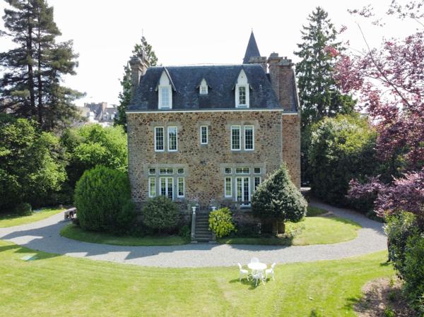 Authentique manoir du XIXe siècle restauré avec dépendances et parc en Sud Manche