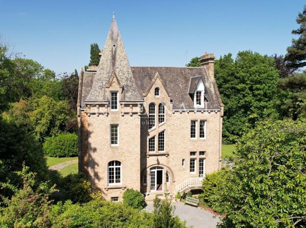 Authentique manoir du XIXe siècle restauré avec dépendances et parc en Sud Manche