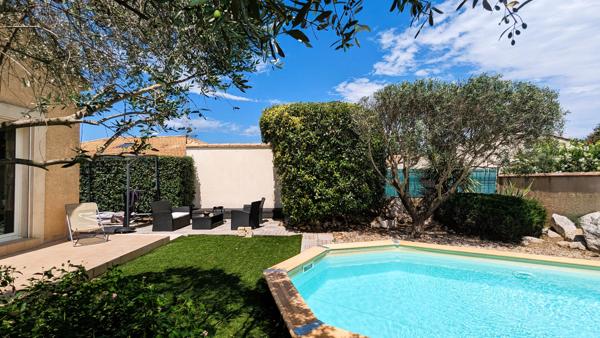 Villa traditionnelle T4 de 130m², garage, piscine, terrain clos de 504m² .
