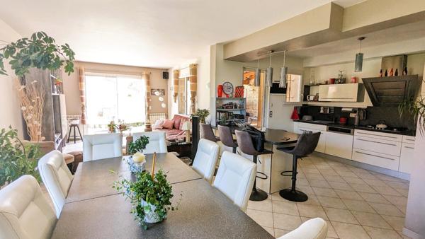 Villa traditionnelle T4 de 130m², garage, piscine, terrain clos de 504m² .