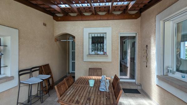 Villa traditionnelle T4 de 130m², garage, piscine, terrain clos de 504m² .