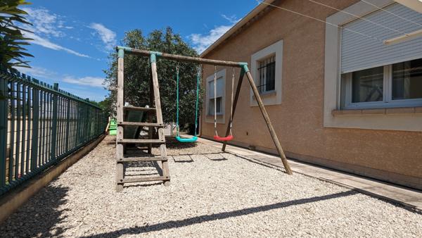 Villa traditionnelle T4 de 130m², garage, piscine, terrain clos de 504m² .