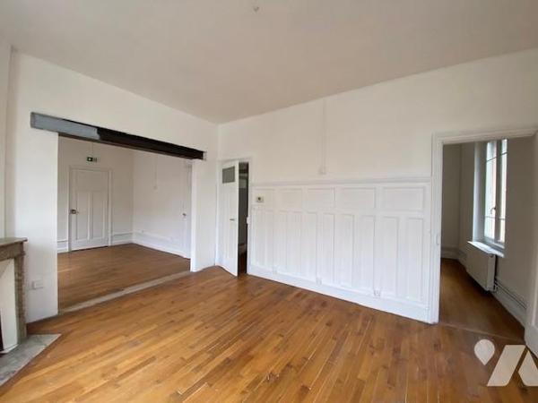Secteur rue du champ de mars, grand appartement de 3 pièces avec jardinet et garage