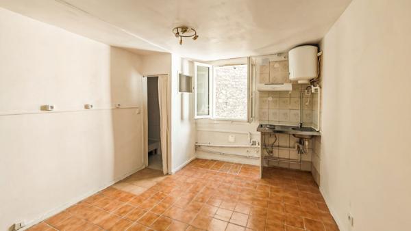 PARIS 18EME - MÉTRO BLANCHE - RUE PIERRE FONTAINE. €150 000 ** - Référence SB-6769