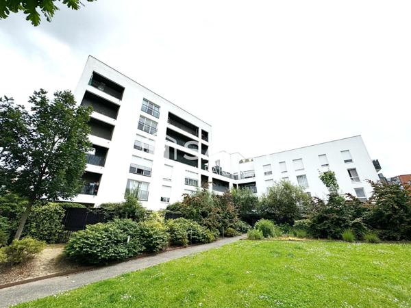 Belles surfaces proche toutes commodités 300 mètres de la gare du RER A