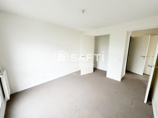 Belles surfaces proche toutes commodités 300 mètres de la gare du RER A