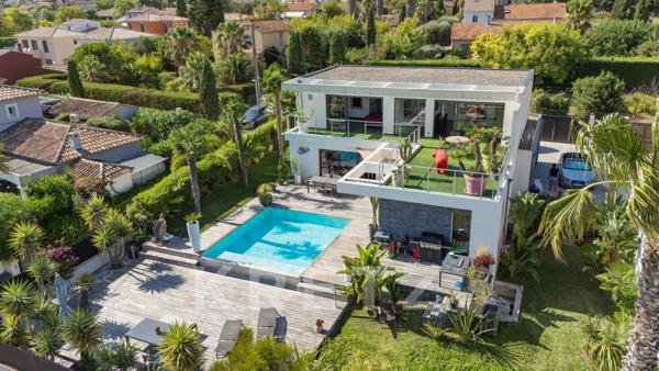 Maison d'architecte de 250m2 avec garage , terrasse et piscine à débordement