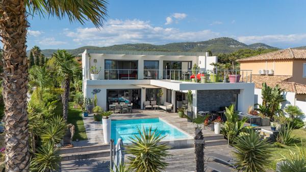 Maison d'architecte de 250m2 avec garage , terrasse et piscine à débordement