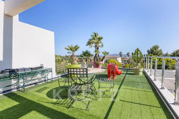 Maison d'architecte de 250m2 avec garage , terrasse et piscine à débordement