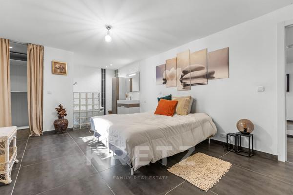 Maison d'architecte de 250m2 avec garage , terrasse et piscine à débordement