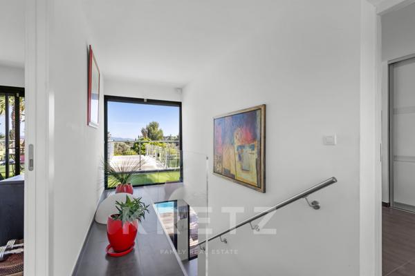 Maison d'architecte de 250m2 avec garage , terrasse et piscine à débordement