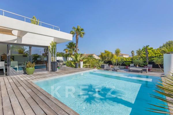 Maison d'architecte de 250m2 avec garage , terrasse et piscine à débordement