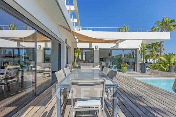 Maison d'architecte de 250m2 avec garage , terrasse et piscine à débordement