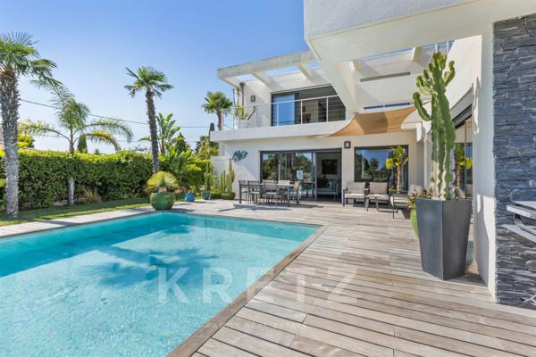 Maison d'architecte de 250m2 avec garage , terrasse et piscine à débordement