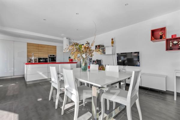 Maison d'architecte de 250m2 avec garage , terrasse et piscine à débordement