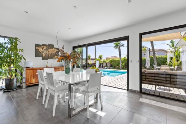 Maison d'architecte de 250m2 avec garage , terrasse et piscine à débordement