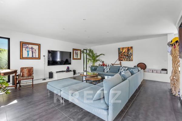 Maison d'architecte de 250m2 avec garage , terrasse et piscine à débordement