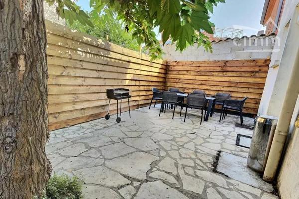 LOCATION SAISONNIERE: Cette maison à seulement 10m de la mer et idéale pour 6-7 personnes est composée comme suit :