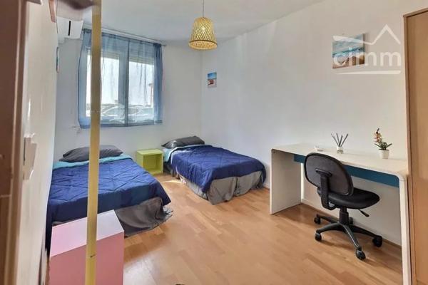LOCATION SAISONNIERE: Cette maison à seulement 10m de la mer et idéale pour 6-7 personnes est composée comme suit :
