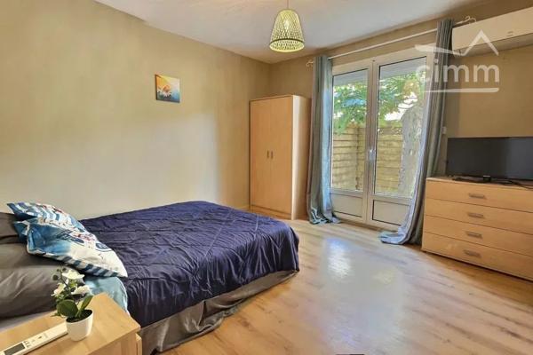 LOCATION SAISONNIERE: Cette maison à seulement 10m de la mer et idéale pour 6-7 personnes est composée comme suit :