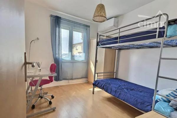LOCATION SAISONNIERE: Cette maison à seulement 10m de la mer et idéale pour 6-7 personnes est composée comme suit :
