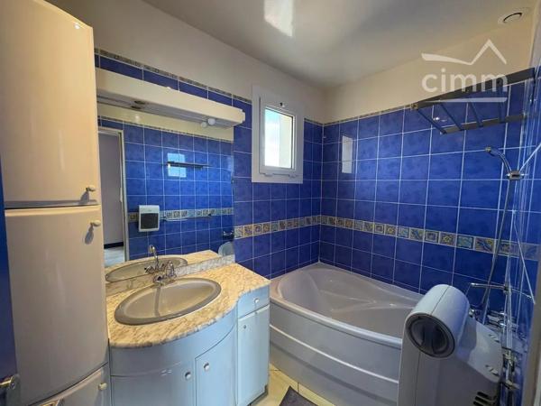 LOCATION SAISONNIERE: Cette maison à seulement 10m de la mer et idéale pour 6-7 personnes est composée comme suit :