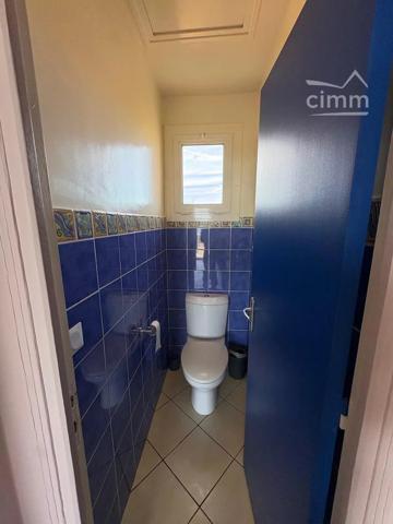LOCATION SAISONNIERE: Cette maison à seulement 10m de la mer et idéale pour 6-7 personnes est composée comme suit :