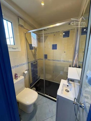 LOCATION SAISONNIERE: Cette maison à seulement 10m de la mer et idéale pour 6-7 personnes est composée comme suit :