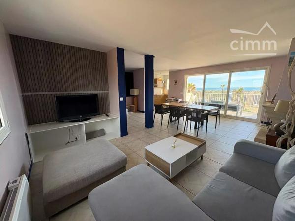 LOCATION SAISONNIERE: Cette maison à seulement 10m de la mer et idéale pour 6-7 personnes est composée comme suit :