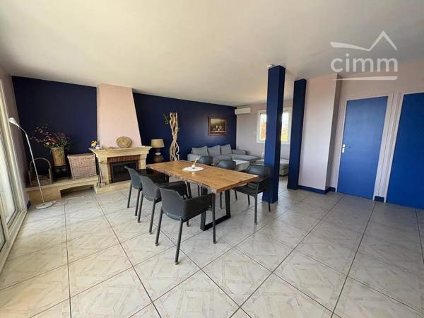 LOCATION SAISONNIERE: Cette maison à seulement 10m de la mer et idéale pour 6-7 personnes est composée comme suit :