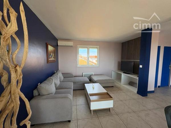 LOCATION SAISONNIERE: Cette maison à seulement 10m de la mer et idéale pour 6-7 personnes est composée comme suit :