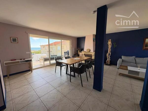 LOCATION SAISONNIERE: Cette maison à seulement 10m de la mer et idéale pour 6-7 personnes est composée comme suit :