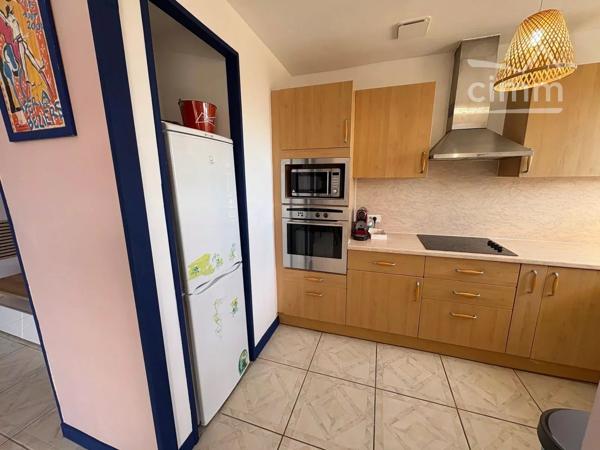 LOCATION SAISONNIERE: Cette maison à seulement 10m de la mer et idéale pour 6-7 personnes est composée comme suit :