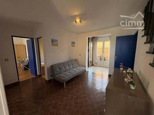 LOCATION SAISONNIERE: Cette maison à seulement 10m de la mer et idéale pour 6-7 personnes est composée comme suit :
