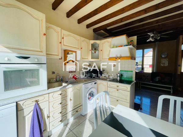 Trois chambres, un jardin intime et le confort du plain-pied : une maison à découvrir sans tarder.