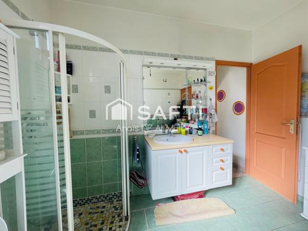 Trois chambres, un jardin intime et le confort du plain-pied : une maison à découvrir sans tarder.