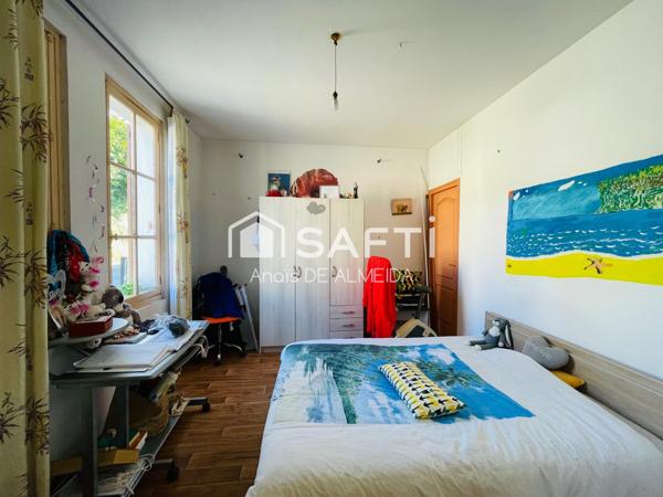 Trois chambres, un jardin intime et le confort du plain-pied : une maison à découvrir sans tarder.
