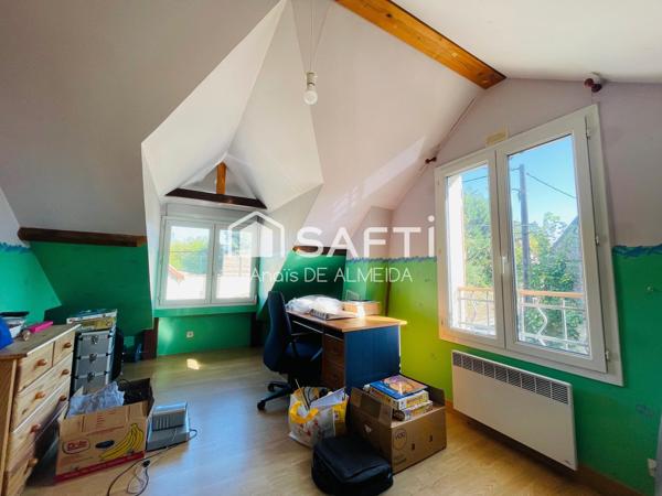 Trois chambres, un jardin intime et le confort du plain-pied : une maison à découvrir sans tarder.