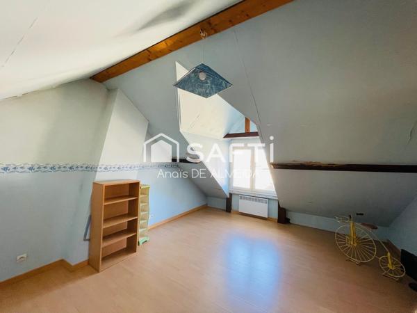 Trois chambres, un jardin intime et le confort du plain-pied : une maison à découvrir sans tarder.