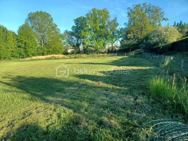 À VENDRE – Terrain constructible de 1 203 m² à Villeréal
Vous rêvez de construire votre maison dans un environnement calme, agréable et verdoyant, tout en restant proche des commodités du quotidien ? Découvrez ce magnifique terrain constructible de 1 203 m² idéalement situé à seulement 500 mètres du centre de Villeréal et de ses commerces.
Cette belle parcelle offre un cadre de vie privilégié, parfait pour concrétiser votre projet de construction, que ce soit pour une résidence principale, une maison familiale, une résidence secondaire pleine de charme ou encore un investissement patrimonial dans un secteur recherché et apprécié pour sa qualité de vie.
Les atouts du terrain :
• Terrain entièrement viabilisé : eau, électricité et tout-à-l’égout
• Étude de sol réalisée
• AG1 réalisée
• Parcelle plate, facilitant l’implantation de votre future maison et limitant les coûts de construction
• Environnement calme et recherché
• Centre-ville et commerces accessibles à pied en quelques minutes
• Belle exposition permettant de profiter pleinement de la luminosité naturelle
• Terrain offrant de nombreuses possibilités d’aménagement extérieur : jardin paysager, terrasse, piscine, espace détente ou potager
• Cadre idéal pour profiter d’une vie paisible tout en restant proche des services essentiels
Situé dans l’un des plus beaux villages du Lot-et-Garonne, ce terrain bénéficie d’un emplacement privilégié alliant tranquillité, praticité et qualité de vie. Vous apprécierez le charme authentique de Villeréal, sa bastide renommée, son marché typique, ses commerces de proximité et son ambiance conviviale tout au long de l’année.
Laissez libre cours à vos envies et imaginez votre future maison dans ce cadre accueillant et verdoyant. Profitez d’un terrain prêt à accueillir votre projet dans d’excellentes conditions, avec tous les raccordements déjà réalisés et les études nécessaires déjà effectuées pour avancer sereinement.
À visiter sans tarder ! Rare sur le secteur. Une belle opportunité pour donner vie à votre projet immobilier dans un environnement privilégié.